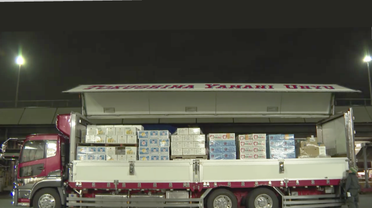 大きなトラックで青果物が運ばれてくる